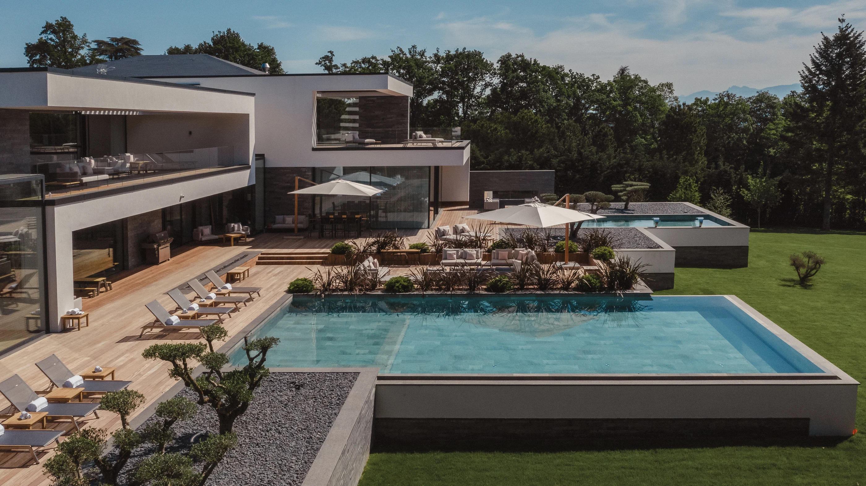 The residence and its pool